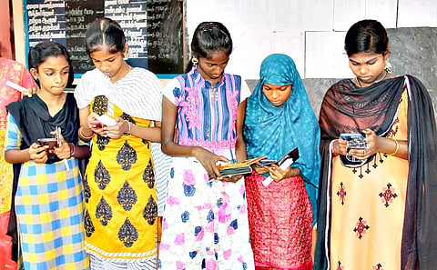 எஸ்.எஸ்.எல்.சி. தேர்வு முடிவு வெளியானதும், மாணவிகள் தங்களது செல்போனில் முடிவுகளை ஆர்வமுடன் பார்வையிட்டனர்.&nbsp;