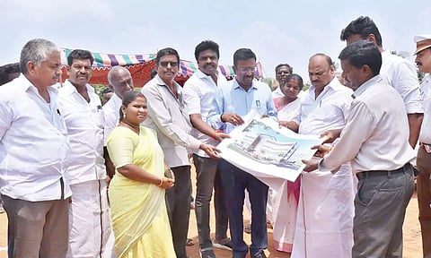 கட்டுமான பணிகள் வரைபடத்தை கலெக்டர் தினேஷ் பொன்ராஜ் ஆலிவர், துரை. சந்திரசேகரன் எம்.எல்.ஏ, மாநகராட்சி மேயர் சண்.ராமநாதன், துணை மேயர் டாக்டர் அஞ்சுகம் பூபதி, ஆணையர் சரவணகுமார் ஆகியோர் பார்வையிட்டனர்.&nbsp;