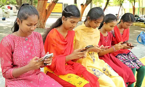 திருப்பூரில் செல்போன் மூலம்  தேர்வு முடிவுகளை ஆர்வமுடன் பார்வையிட்ட மாணவிகள்.&nbsp;