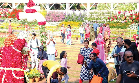 ஊட்டி தாவரவியல் பூங்காவில் மலர் கண்காட்சியை கண்டு ரசித்த சுற்றுலா பயணிகள். 