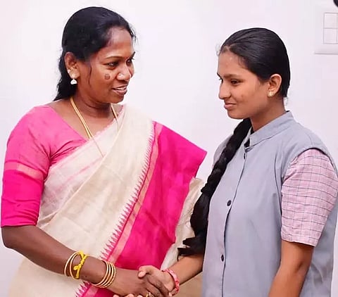 முதலிடம் பெற்ற மாணவி இலக்கியாவை தமிழரசி 
எம்.எல்.ஏ. பாராட்டினார்.&nbsp;