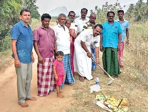 மெட்டல் சாலை அமைப்பதற்கு  பூமி பூஜை செய்து பணியினை ஊராட்சிமன்ற தலைவர் குமார் தொடங்கி வைத்தார். அருகில் துணைத் தலைவர் முத்துச்செல்வி வெள்ளை பாண்டி.