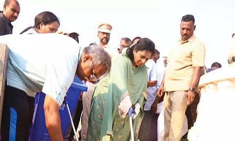 கவர்னர் தமிழிசை , சபாநாயகர்  ஏம்பலம் தூய்மை பணியில் ஈடுபட்ட காட்சி