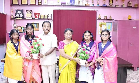 நிர்வாக அலுவலர் டாக்டர் பாலகிருஷ்ணன் ஆகியோர் வெற்றி பெற்ற மாணவிகளுக்கு வாழ்த்து தெரிவித்த காட்சி.&nbsp;