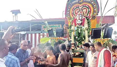 திருவிழாவை முன்னிட்டு அம்மன் திருவீதி உலா வந்த போது எடுத்த படம்.&nbsp;