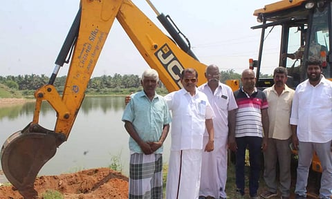 சொட்டுநீர் பாசனம் அமைக்கும் பணிகள் தீவிரமாக நடைபெறும் காட்சி.&nbsp;
