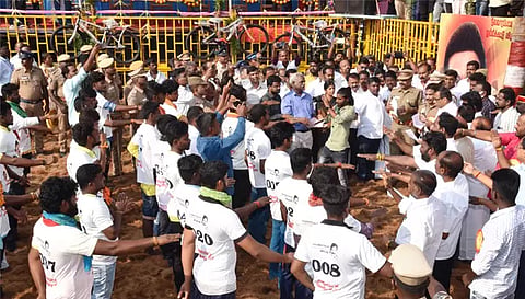 ஜல்லிக்கட்டு போட்டியில்  கலெக்டர் கார்மேகம் உறுதி மொழி வாசித்தபோது எடுத்தபடம்.