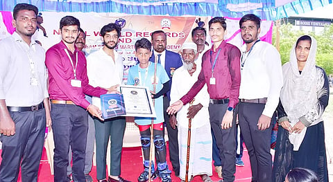 சாதனை படைத்த மாணவனுக்கு சான்றிதழ் வழங்கப்பட்டது.
