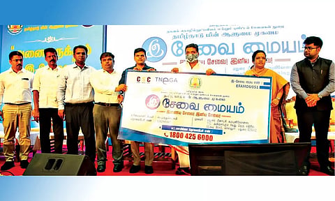 இ-சேவை மையம் அமைப்பவர்களுக்கு இ-சேவை பயனர் குறியீட்டை அமைச்சர் பழனிவேல் தியாகராஜன் வழங்கினார். அருகில் கலெக்டர் அனீஷ்சேகர் உள்பட பலர் உள்ளனர்.