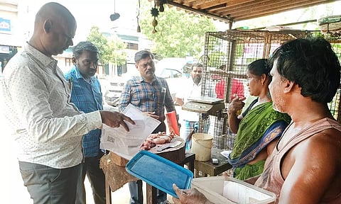 இறைச்சி கடையில் தொழிலாளர் துறை அதிகாரிகள் சோதனை நடத்தினர்.