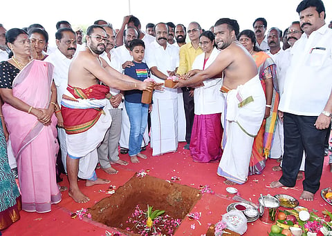 அரசு மருத்துவமனை கூடுதல் கட்டிடங்களுக்கான பூமிபூஜையை அமைச்சர் பெரியகருப்பன் தொடங்கி வைத்தார். அருகில் கலெக்டர்  (பொறுப்பு) மணிவண்ணன், டீன் சத்தியபாமா மற்றும் பலர் உள்ளனர்.
