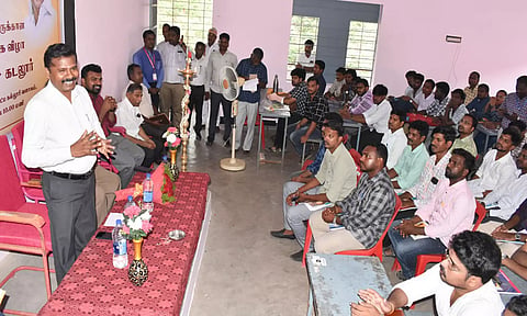 நில அளவர், வரைவாளர்களுக்கான பயிற்சி வகுப்பை மாவட்ட வருவாய் அலுவலர் ராஜசேகர் தொடங்கி வைத்து பேசியபோது எடுத்தபடம்.&nbsp;&nbsp;