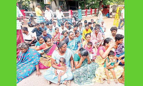 பலியான வாலிபர் குடும்பத்துக்கு அரசு நிவாரணம் வழங்க ேகாரி கலெக்டர் அலுவலகத்துக்கு  மனு கொடுக்க வந்த பெண்கள் மற்றும் உறவினர்கள்.