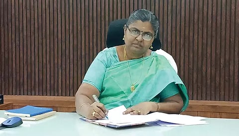 நாமக்கல் மாவட்ட கலெக்டராக டாக்டர்  எஸ்.உமா பொறுப்பேற்றுக் கொண்ட காட்சி.