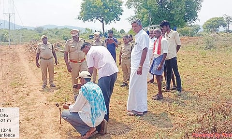 வனத்தை விட்டு யானைகள் வெளியேறாமல் இருக்க தொங்கும் மின்வேலி அமைப்பு