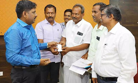 வரி செலுத்தியதற்கான ரசீதை கலெக்டர் கிறிஸ்துராஜ் பொதுமக்களுக்கு வழங்கிய காட்சி.&nbsp;