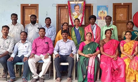 எஸ்.எஸ்.எல்.சி. பொதுத்தேர்வில் மாநில அளவில் முதலிடம் பெற்ற&nbsp; மாணவ-மாணவிகளை&nbsp; வாழ்த்திய காட்சி.