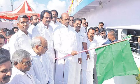 படகு போக்குவரத்தை அமைச்சர் எ.வ.வேலு கொடி அசைத்து தொடங்கி வைத்த காட்சி.