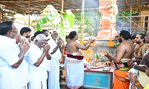திருவதிகை வீரட்டானேஸ்வரர் கோவிலில் பிரம்மோற்சவ  கொடியேற்று விழா இன்று காலை நடந்தது.