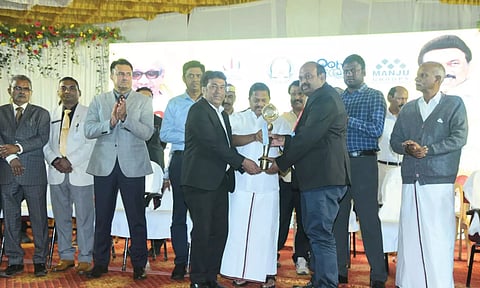 ஊட்டி மலர் கண்காட்சியில் சிறந்த மருத்துவ செடிகள் வளர்ப்புக்கு சுழற்கோப்பை