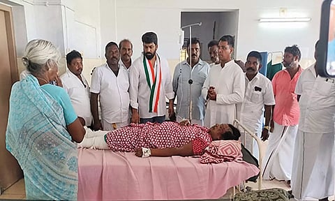 விபத்தில் காயமடைந்து சிகிச்சை பெற்று வரும் பெண்ணை ஊர்வசி அமிர்தராஜ் 
எம்.எல்.ஏ. நேரில் சந்தித்து ஆறுதல் கூறிய காட்சி.