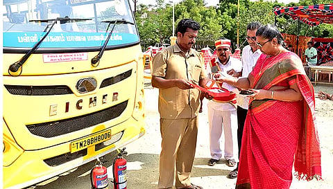 தனியார் பள்ளி வாகனங்களை கலெக்டர் உமா ஆய்வு செய்த காட்சி.