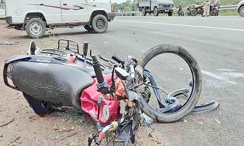 மோட்டார் சைக்கிளில் இருந்து தவறி விழுந்த வாலிபர் சாவு