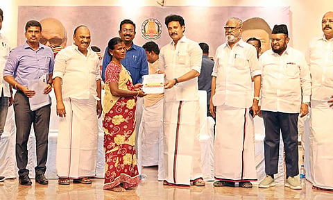 பயனாளிகளுக்கு, அமைச்சர் அன்பில்மகேஸ்பொய்யாமொழி விலையில்லா வீட்டுமனை பட்டா வழங்கினார். அருகில் கலெக்டர் தினேஷ்பொன்ராஜ் ஆலிவர் மற்றும் பலர் உள்ளனர்.