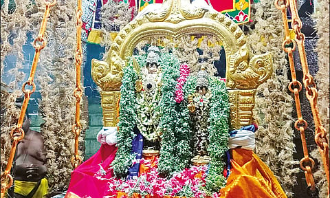 வசந்த மண்டபத்தில் ஊஞ்சலில் அமர்ந்து தெய்வானையுடன் சுப்பிரமணியசாமி அருள்பாலித்த காட்சி.