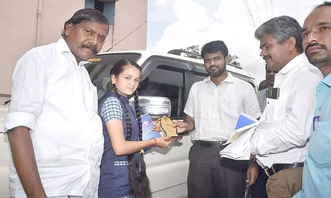 பர்கூர் அரசு பழங்குடியினர் உண்டி உறைவிட மேல்நிலைப்பள்ளியில் பயின்று பிளஸ்-2 பொதுத்தேர்வில் 508 மதிப்பெண் பெற்ற மாணவி ஜோதிகாவை பாராட்டி கலெக்டர் ராஜ கோபால் சுன்கரா நினைவு பரிசு வழங்கினார். அருகில் ஏ.ஜி.வெங்கடாசலம் எம்.எல்.ஏ. உள்ளார்.