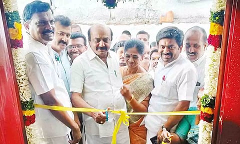 &nbsp;திருப்பூர் தெற்கு தொகுதி எம்.எல்.ஏ. க.செல்வராஜ், மேயர் ந.தினேஷ்குமார் ஆகியோர் அங்கன்வாடி மைய புதிய கட்டிடத்தை ரிப்பன் வெட்டி திறந்து வைத்த காட்சி.
