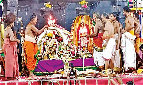 சாமி- அம்பாளுக்கு திருக்கல்யாணம் நடைபெற்ற போது எடுத்த படம்.