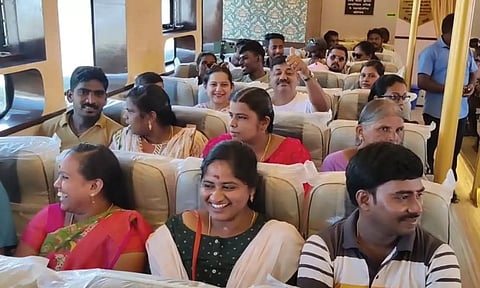 பாதுகாப்பு கவசம் இன்றி படகில் பயணம் செய்யும் சுற்றுலா பயணிகள். 