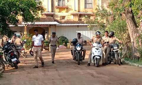 புதுக்கோட்டை சிறைச்சாலை-கூர்நோக்கு இல்லத்தில் 50க்கும் மேற்பட்ட போலீசார் அதிரடி சோதனை