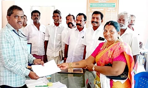 வட்டாட்சியரிடம் கிராம மக்கள்  மனு கொடுத்தனர்.