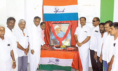 நேரு  உருவப்படத்திற்கு முன்னாள் மத்திய மந்திரி தனுஷ்கோடி ஆதித்தன் மாலை அணிவித்து மரியாதை செலுத்தினார். அருகில் மாநகர் மாவட்ட தலைவர் சங்கரபாண்டியன் உள்ளார்.