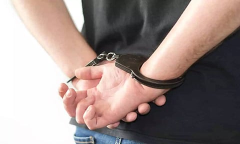 சட்டவிரோதமாக மது விற்ற பெண் உள்பட 12 பேர் கைது
