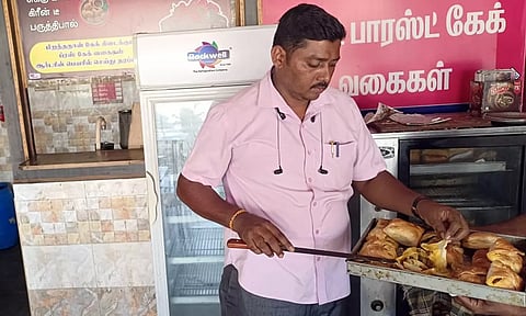 சென்னிமலை பஸ் நிலையம் எதிரில் உள்ள பேக்கரியில் முட்டை பப்சினை உணவு பாதுகாப்பு துறை அதிகாரி சோதனை செய்தார்.