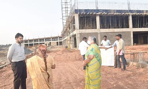 சோலாரில் கட்டப்பட்டு வரும் புதிய பஸ் நிலையத்தை கலெக்டர் ராஜகோபால் சுன்கரா பார்வையிட்டு ஆய்வு மேற்கொண்டார்.