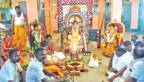 வாழப்பாடி திரவுபதி அம்மன் கோவிலில் தருமர் பட்டாபிஷேக விழா நடைபெற்ற காட்சி.&nbsp;