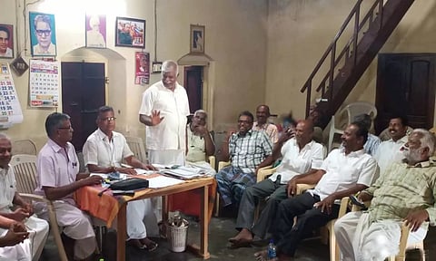தமிழ்நாடு விவசாயிகள் சங்கத்தின் திருப்பூர் மாவட்ட ஆலோசனைக் கூட்டம்&nbsp; பல்லடம் சங்க அலுவலகத்தில்&nbsp; நடைபெற்ற காட்சி.