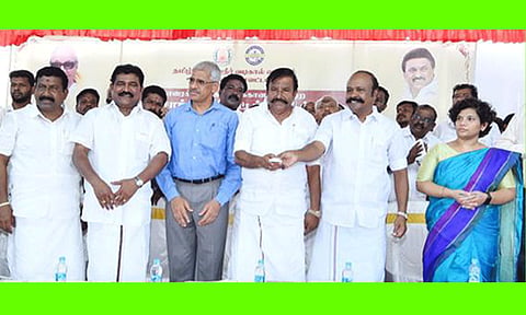 காரைக்குடியில் நகராட்சித்துறை சார்பில் நிறைவடைந்த பாதாள சாக்கடை திட்டப்பணிகளை அமைச்சர்கள் கே.என்.நேரு, பெரியகருப்பன் ஆகியோர் தொடங்கி வைத்தனர். அருகில் கலெக்டர் ஆஷாஅஜீத், மாங்குடி எம்.எல்.ஏ., நகரசபை தலைவர் முத்துதுரை உள்ளனர்.