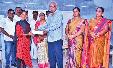 முதல் 3 இடங்களை பிடித்த மாணவ- மாணவிகளுக்கு பரிசுகள்  வழங்கப்பட்ட காட்சி.