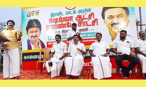 காளையார்கோவிலில் நடந்த அரசின் சாதனை விளக்க பொதுக்கூட்டத்தில் முன்னாள் எம்.எல்.ஏ. ராஜன் பேசினார்.&nbsp;