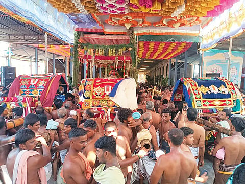 ஆதிநாதர் ஆழ்வார் கோவிலில் நம்மாழ்வார் மங்களாசாசனம் நிகழ்ச்சி நடைபெற்ற காட்சி.