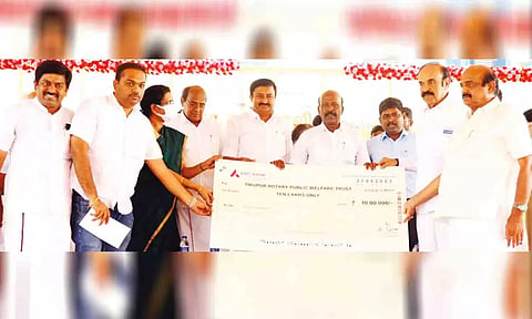 க.செல்வராஜ் எம்.எல்.ஏ., புற்றுநோய் சிகிச்சை மையம் தொடங்குவதற்கு தனது சொந்த நிதியில் இருந்து ரூ.10 லட்சத்துக்கான காசோலையை அமைச்சரிடம் வழங்கிய காட்சி.