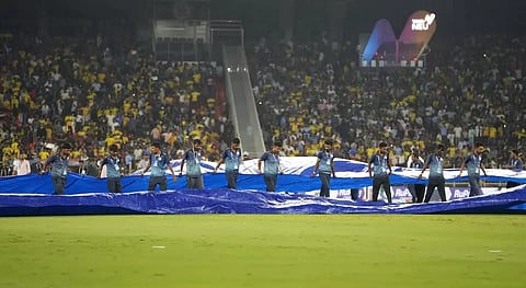 சிஎஸ்கே பேட்டிங்.. மழை குறுக்கிட்டதால் இறுதிப்போட்டி இடைநிறுத்தம்