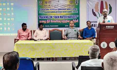 மழைநீர் சேகரிப்பு குறித்து பயிற்சி முகாம் நடந்த&nbsp; போது எடுத்த படம்.