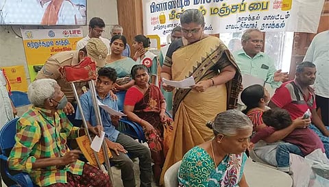 மாற்றுத்திறனாளிகளை நேரில் சந்தித்து மனுக்களை பெற்ற கலெக்டர் உமா.