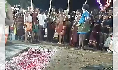 குண்டத்தில் இறங்கி பக்தர்கள் நேர்த்திக்கடன் செலுத்தினர்.